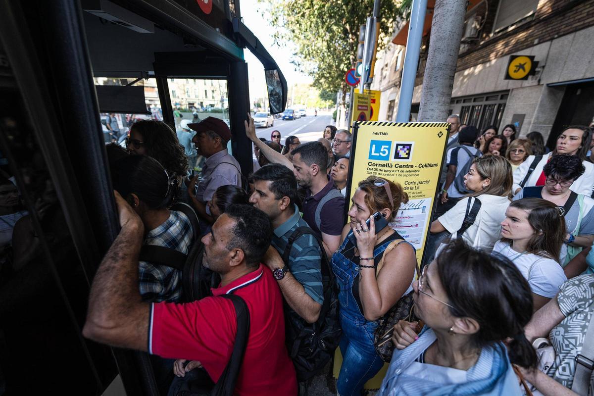 Aglomeraciones en Collblanc, en el primer día de servicio del bus alternativo que cubre el tramo de la L5 cortado por obras