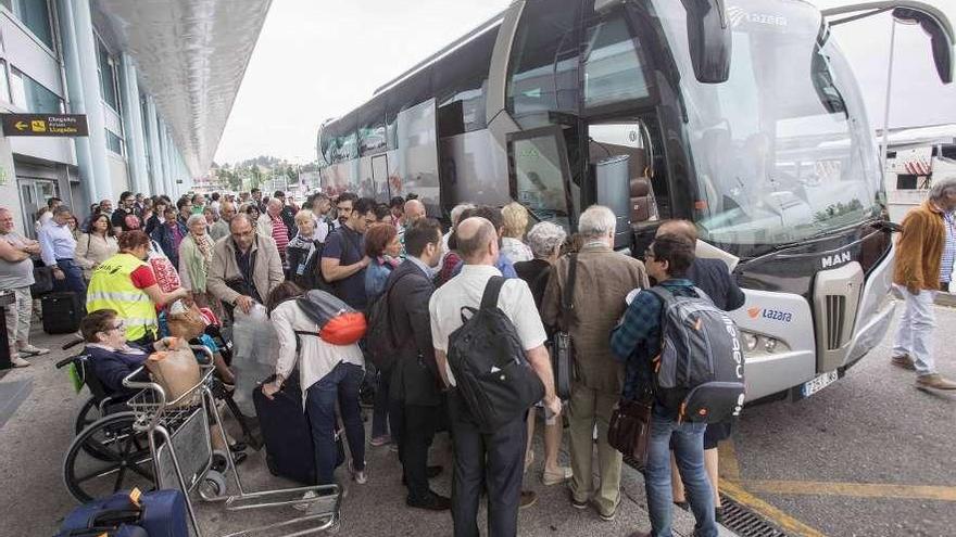 Centenares de pasajeros tuvieron que viajar por carretera hasta Lavacolla. // Cristina Graña