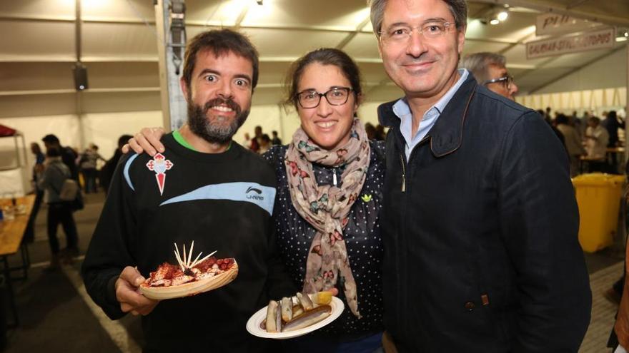 El alcalde de O Grove, José Cacabelos (derecha), en la pasada Festa do Marisco.