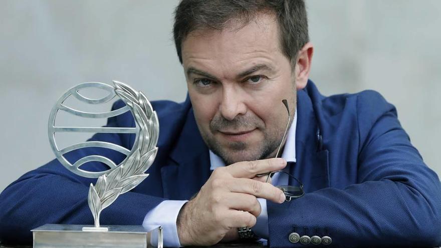 Javier Sierra posa con su Premio Planeta antes de la rueda de prensa ofrecida ayer en Barcelona.