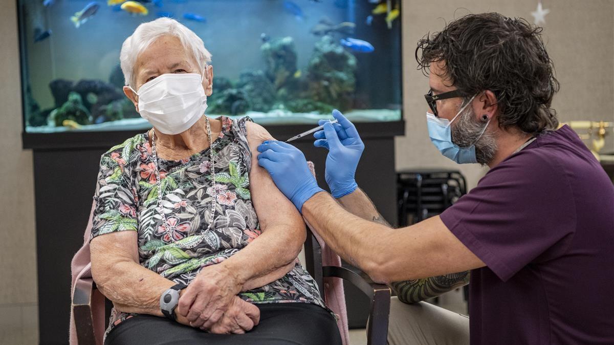 Lucerne (Switzerland)  23 12 2020 - A woman over 90-year-old receives her first dose of the Pfizer-BioNTech COVID-19 vaccine  the first person in the canton of Lucerne to receive the jab  in a nursing home in Lucerne  Switzerland  23 December 2020  (Suiza  Lucerna) EFE EPA URS FLUEELER