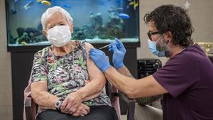 Lucerne (Switzerland)  23 12 2020 - A woman over 90-year-old receives her first dose of the Pfizer-BioNTech COVID-19 vaccine  the first person in the canton of Lucerne to receive the jab  in a nursing home in Lucerne  Switzerland  23 December 2020  (Suiza  Lucerna) EFE EPA URS FLUEELER