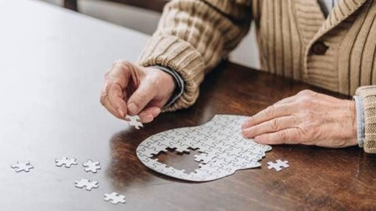 Una persona con demencia intenta construir un puzzle.