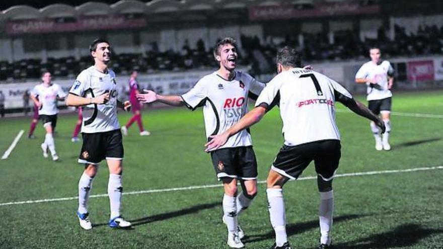 Pevida celebra con Aitor Hervás uno de los goles en el partido de la primera vuelta ante el Gijón Industrial.