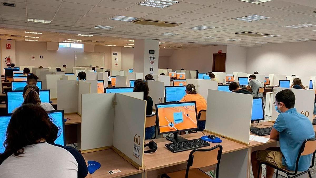 Estudiantes realizando examen de inglés en la academia Exams Andalucía