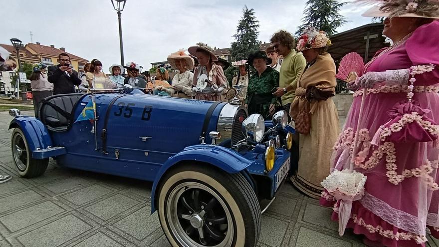 Llanera viaja en el tiempo para regresar a 1900: así fue la fiesta de época en Villa Burión, con coches históricos y moda centenaria