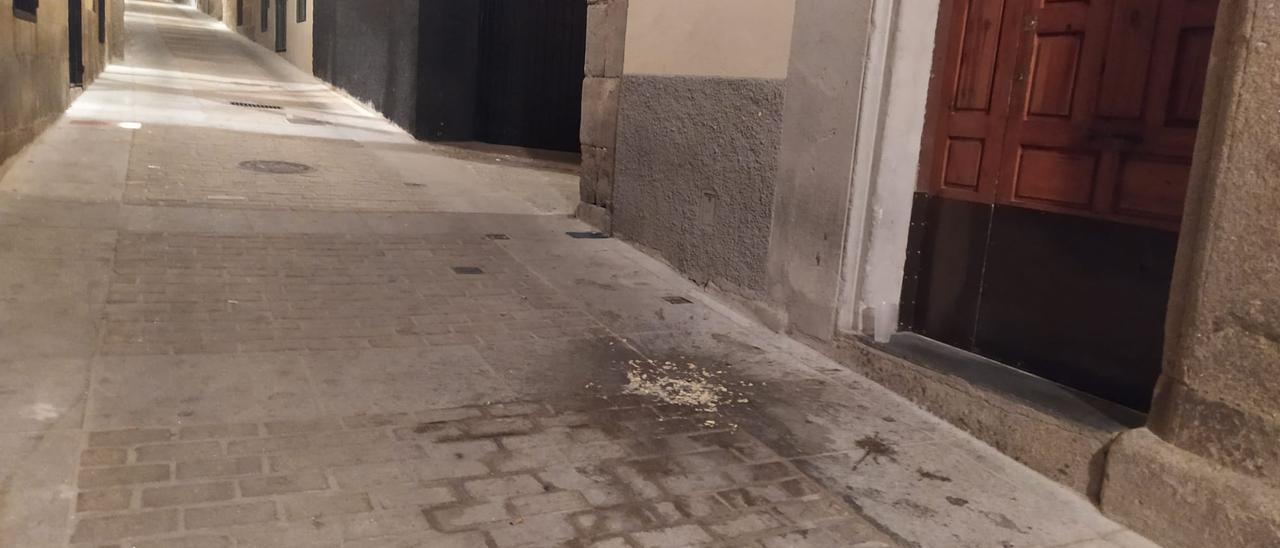 Vómito en una calle de Plasencia con locales de ocio nocturno.