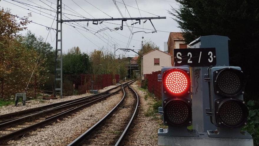 Un semáforo en rojo junto a la estación de Feve de la Pola. | LNE