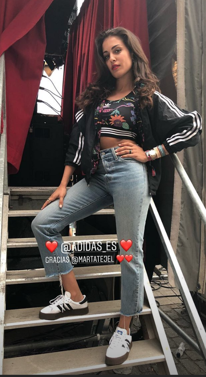 Hiba Abouk con jeans, chaqueta de chándal, zapatillas y top