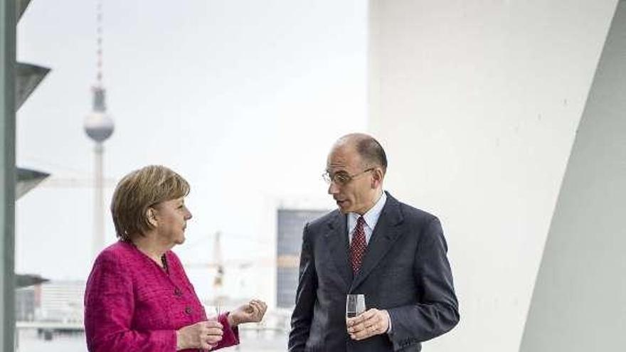 Merkel y Letta, en una de las terrazas de la Cancillería de Berlín.  // R