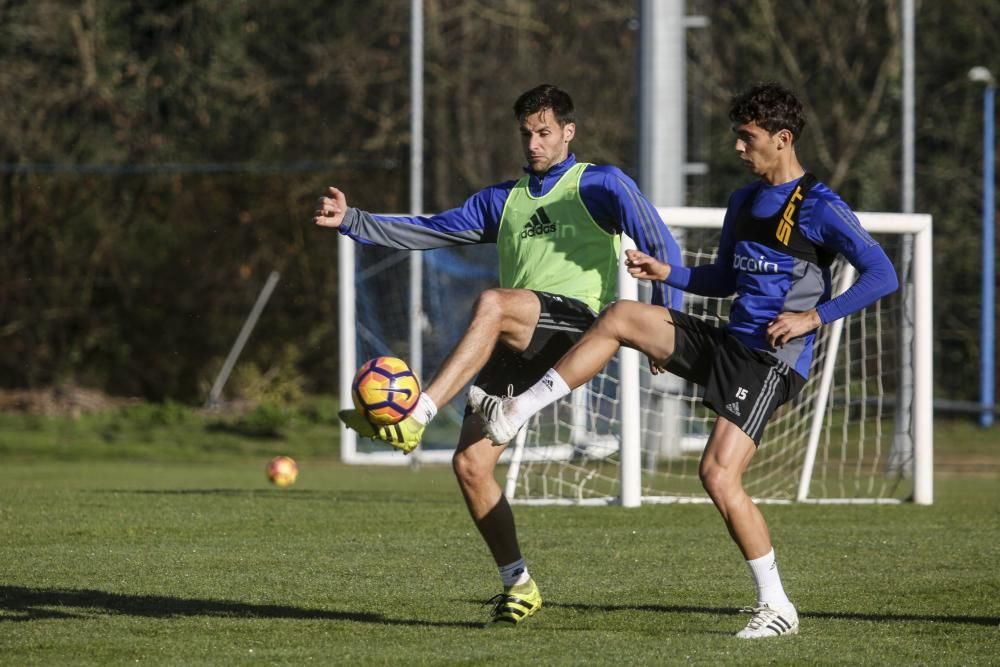 Entrenamiento del Real Oviedo a puerta abierta en El Requexón