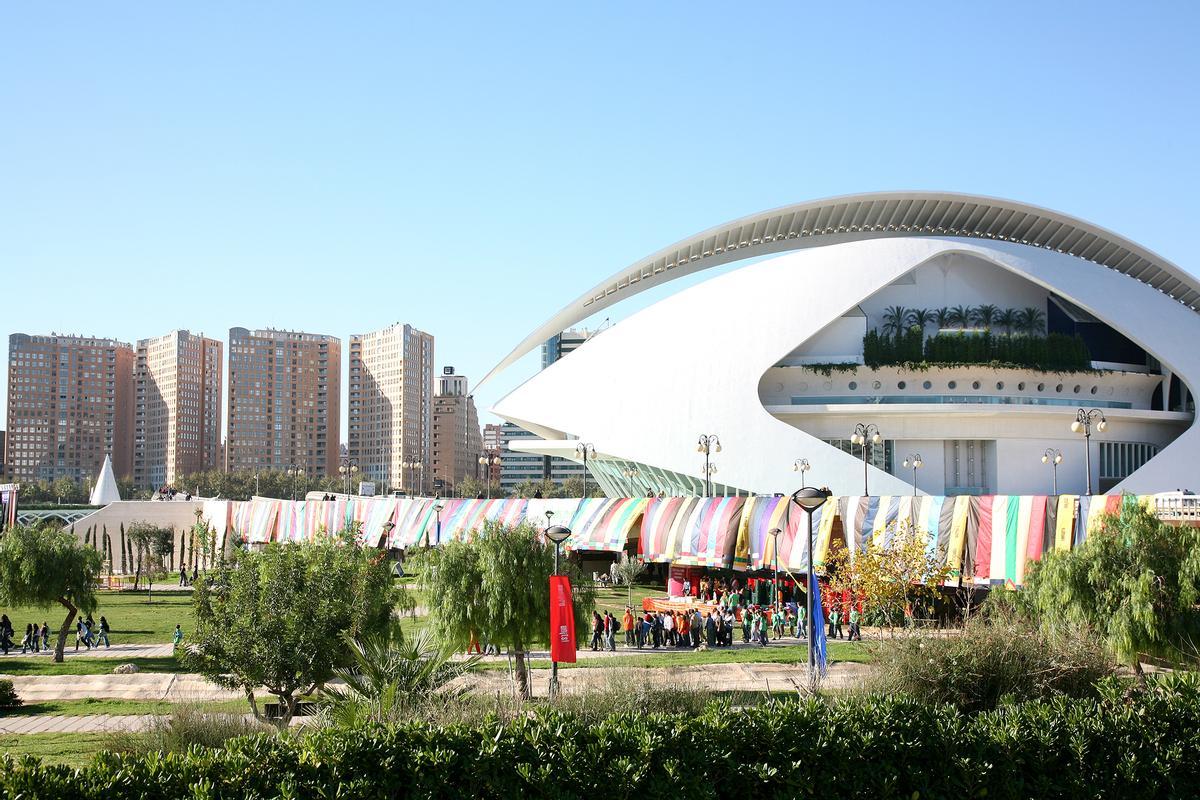 Encuentro del movimiento Juniors junto al Palau de les Arts.