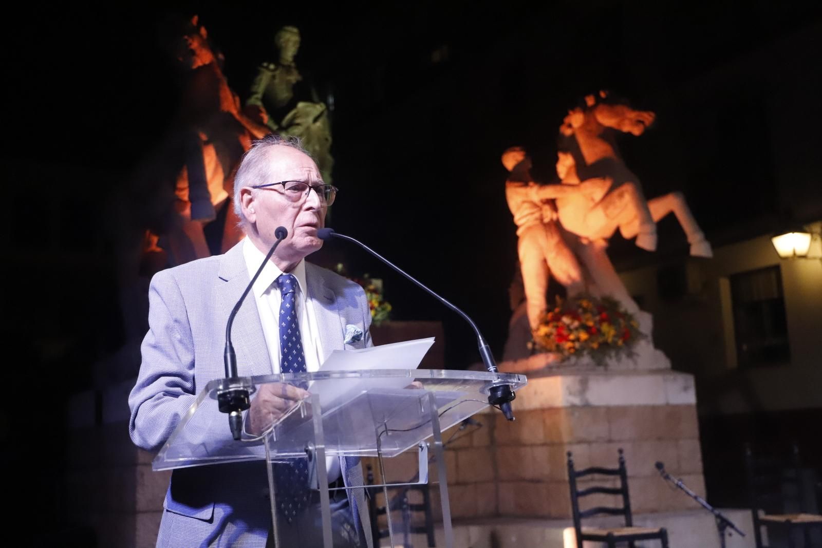 El homenaje y ofrenda floral a Manolete, en imágenes