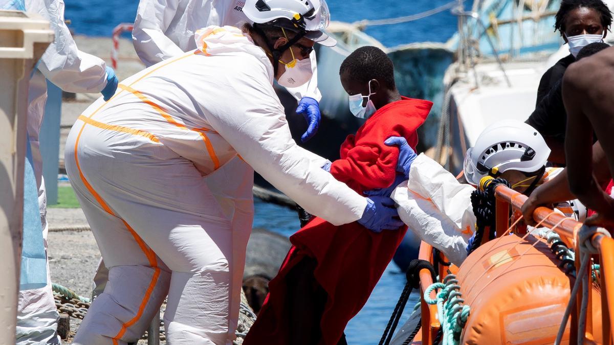Rescatan una patera con 63 personas a bordo al suroeste de Gran Canaria