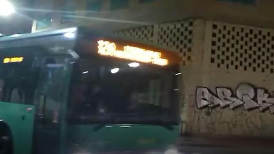 El autobús de la línea 32A pasa de largo por Molina al ir completo