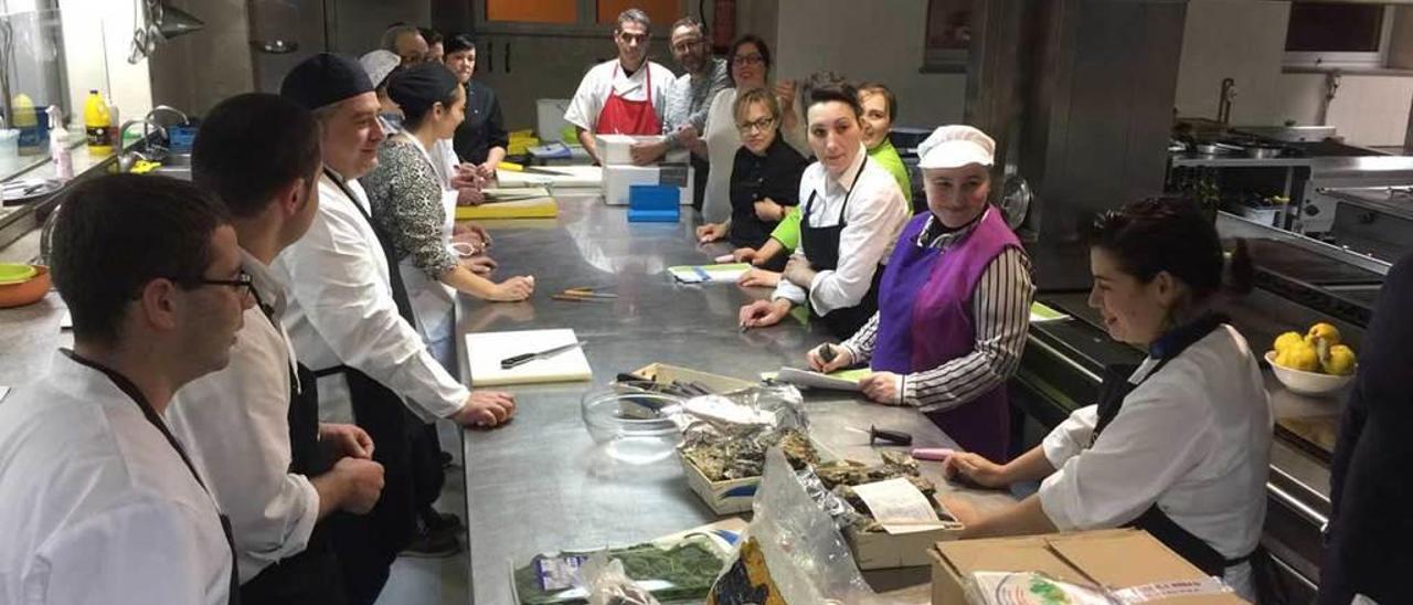 Los asistentes al curso, anteayer en el restaurante Peñamar, durante la primera sesión de cocina.