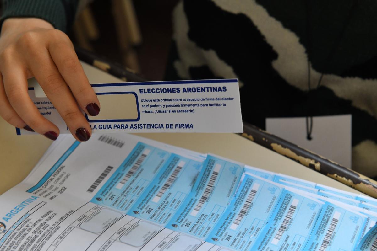 Abren los centros de votación para la segunda vuelta de las presidenciales en Argentina