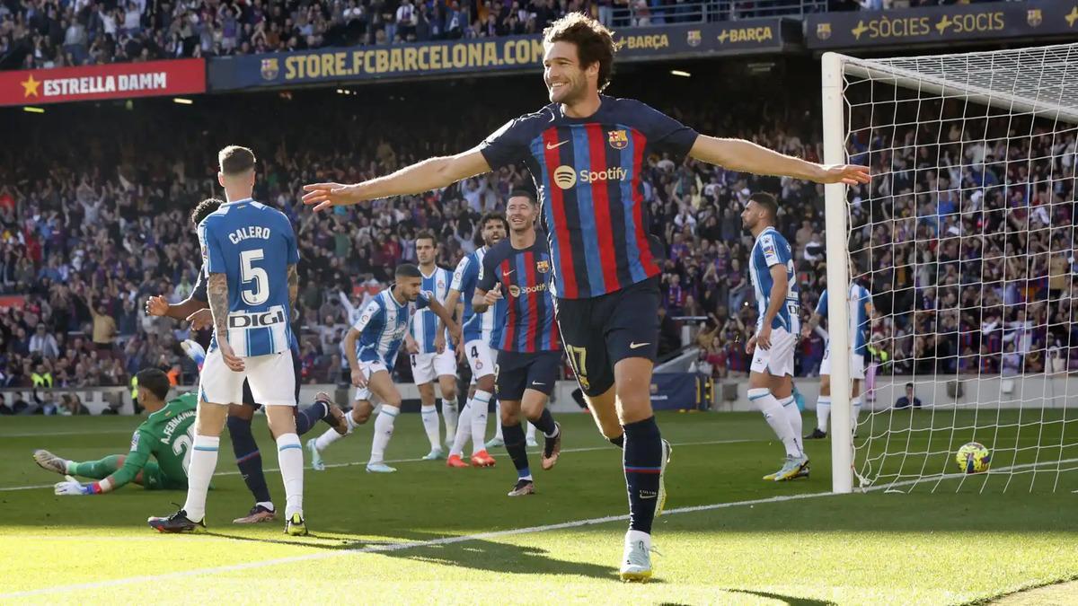 Marcos Alonso celebra un gol e LaLiga durante esta temporada