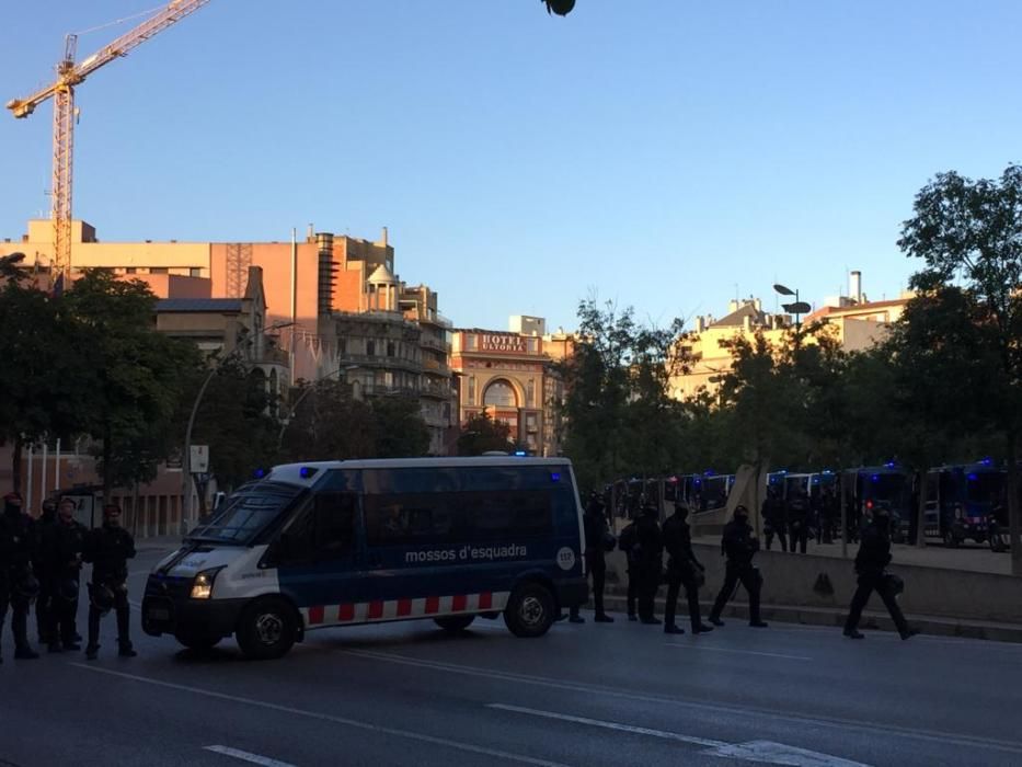 1-O a Girona: Multitudinària manifestació davant la subdelegació del Govern