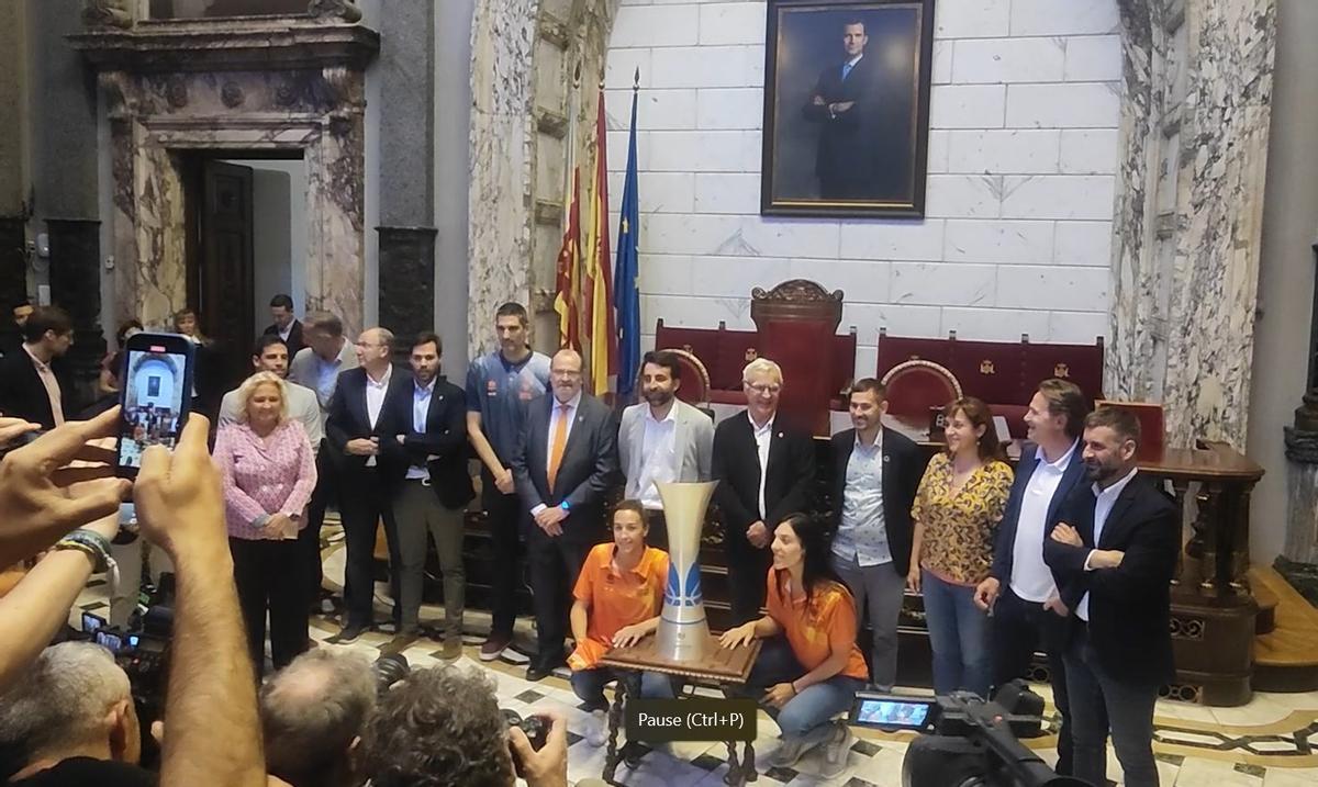 Las capitanas con el título de la Liga en el Ajuntament de València