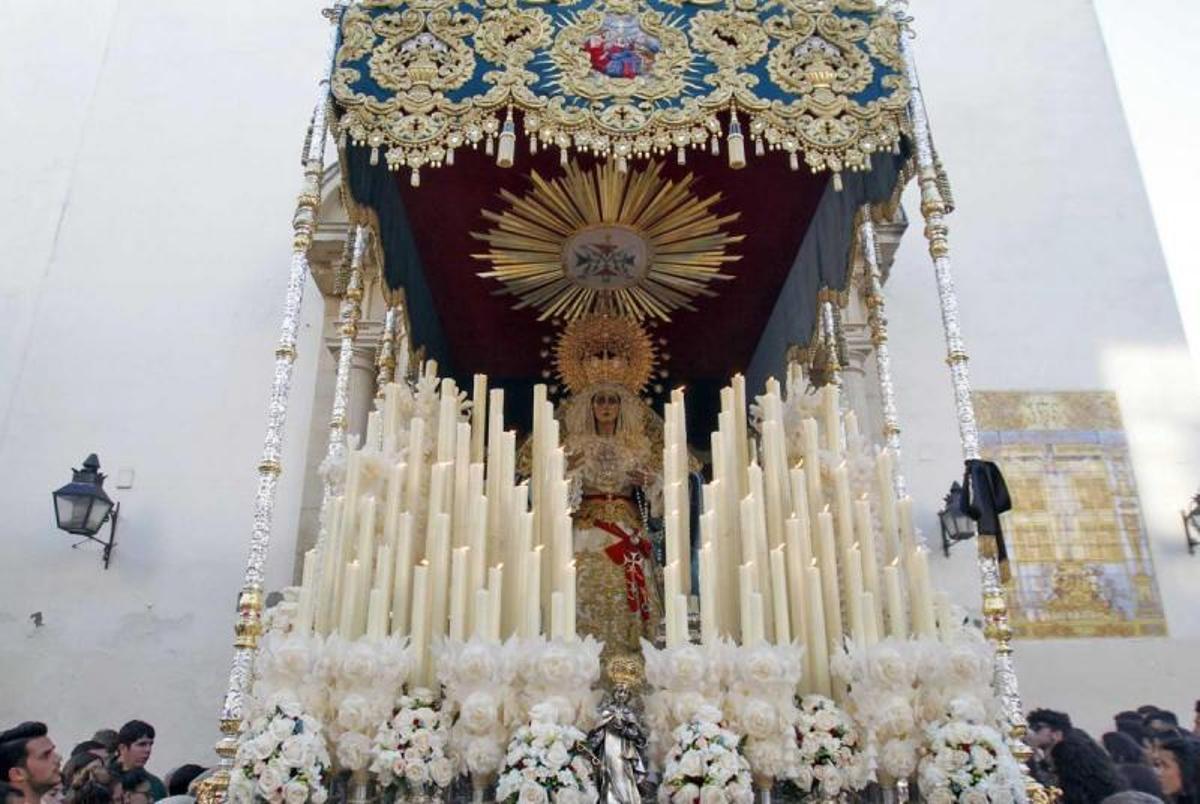 La noche culmina un Martes Santo primaveral e histórico