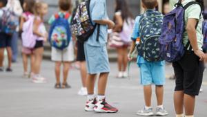 Unos alumnos asisten a su primer día de clase en un colegio público de Bilbao.