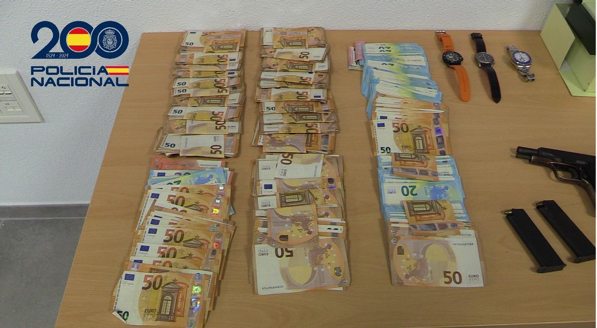 Los agentes  intervinieron 31.200 euros en efectivo en uno de los registros
