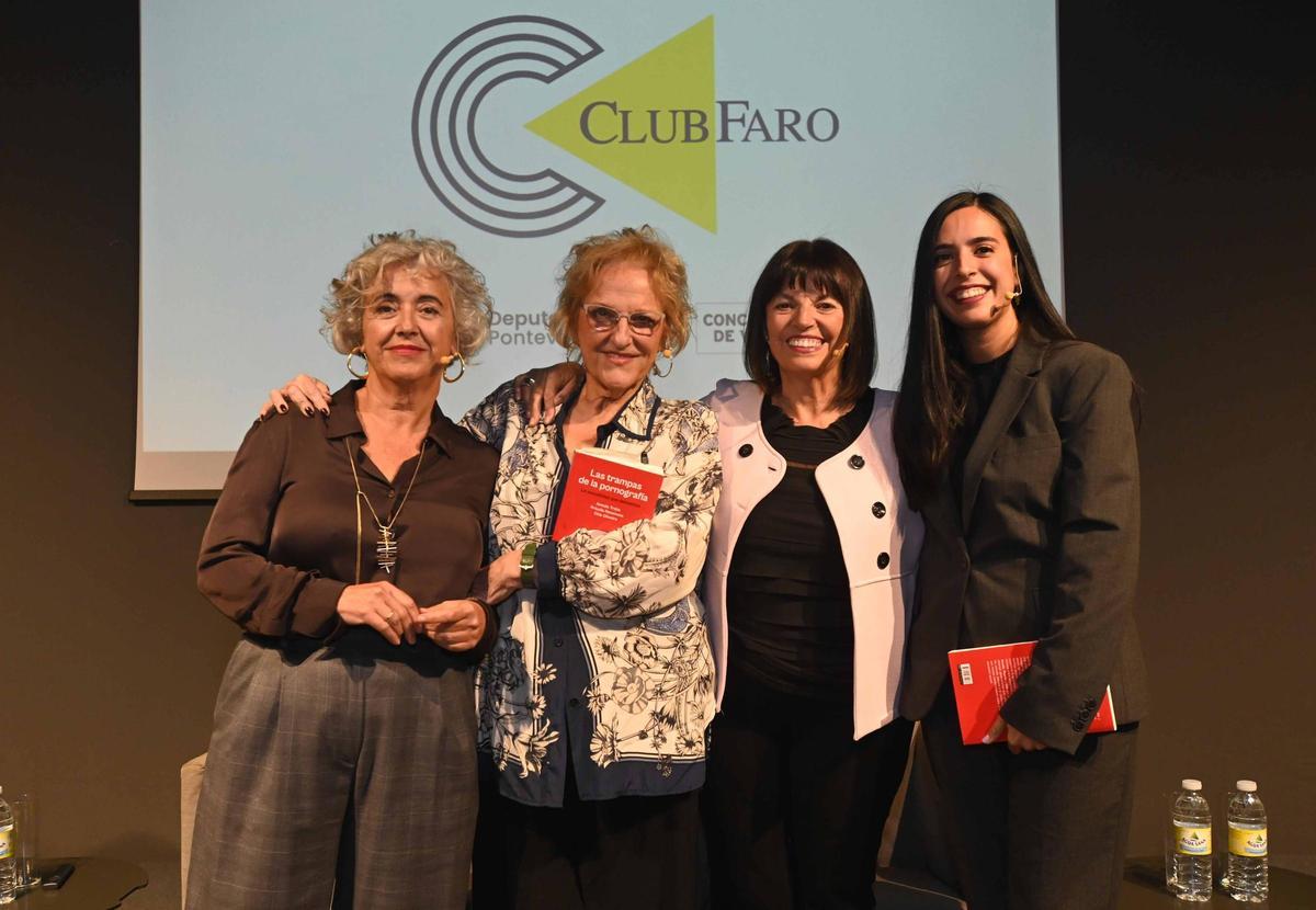 De esquerda a dereita: Amada Traba, Maria Xosé Porteiro, Chis Oliveira e Priscila Retamozo na presentación do libro no Club FARO.
