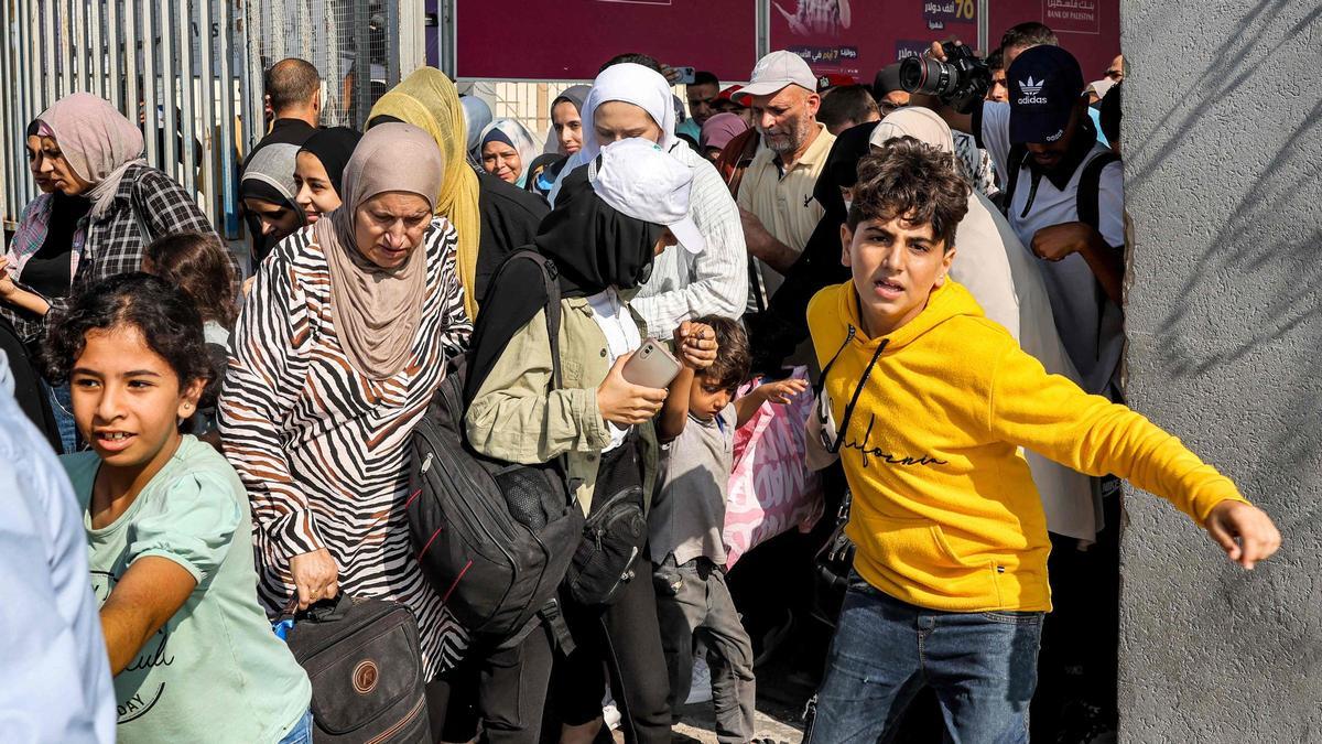 Palestinos y ambulancias huyen a Egipto por la frontera de Rafah, que abren hoy