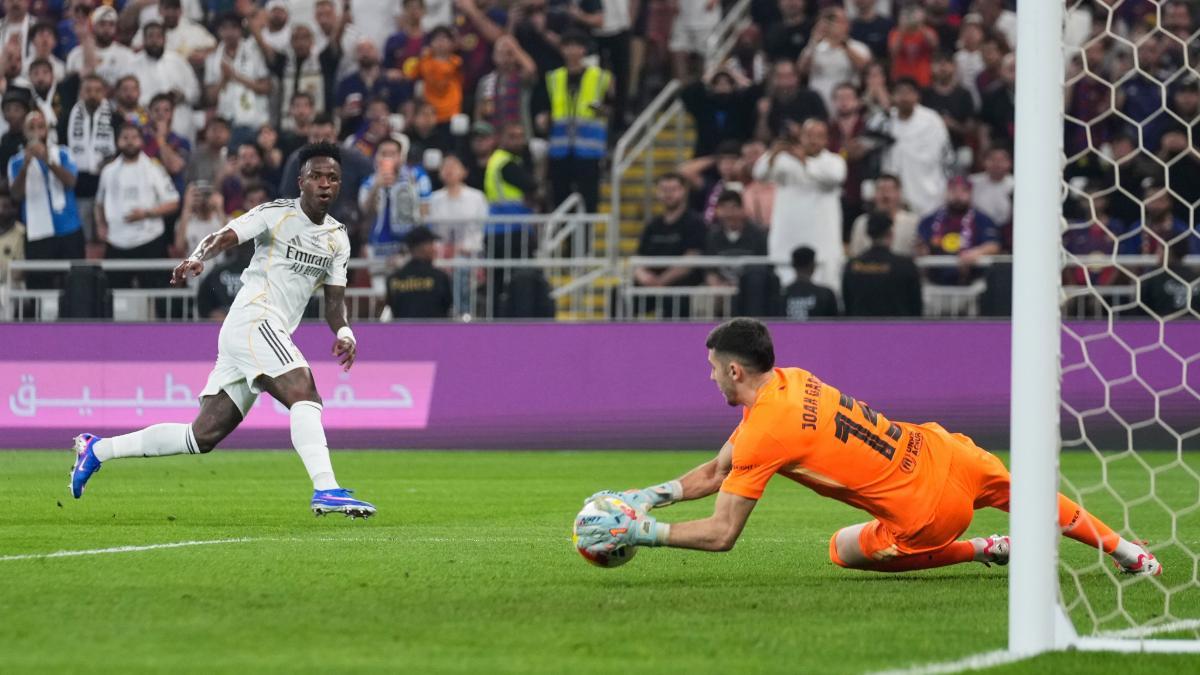 Una de las paradas de Joan Garcia a Vinicius en la final de la Supercopa