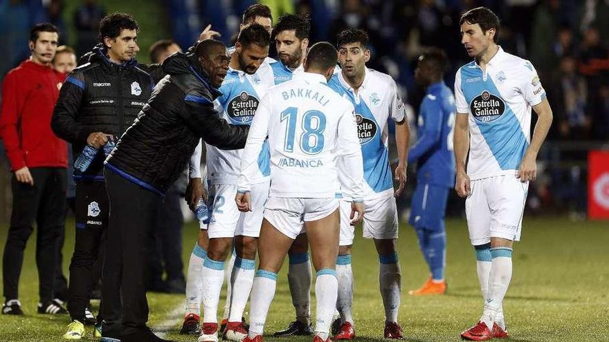 Varios futbolistas del Deportivo con Seedorf durante el partido de esta temporada en Getafe.