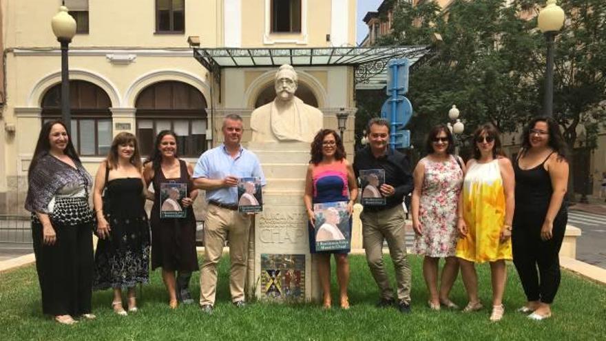 Miembros de la Compañía Lírica y del coro, junto a la concejal María Dolores Padilla y el director del Principal, Paco Sanguino, ante el busto de Chapí.