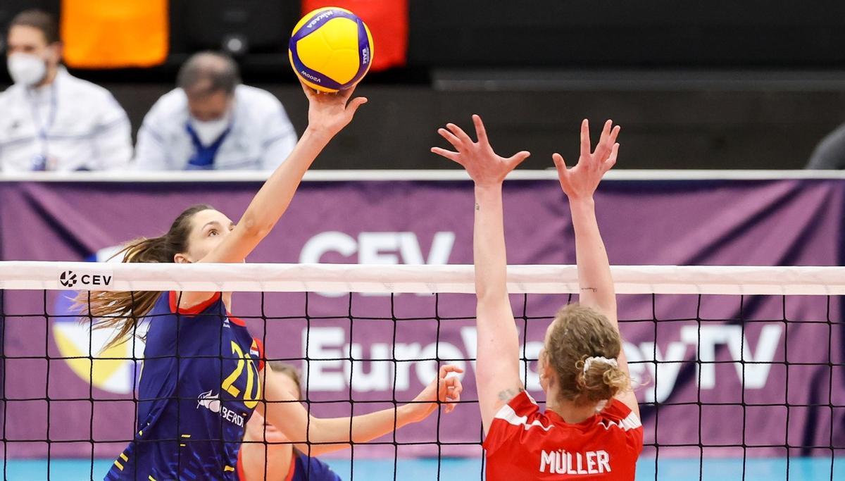 Raquel Montoro golpea el balón en un partido de la selección española de voleibol.