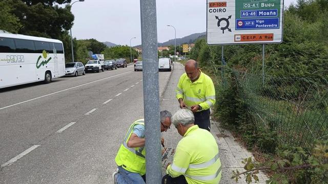 Trabajadores municipales trabajan en las farolas donde se robó el cable
