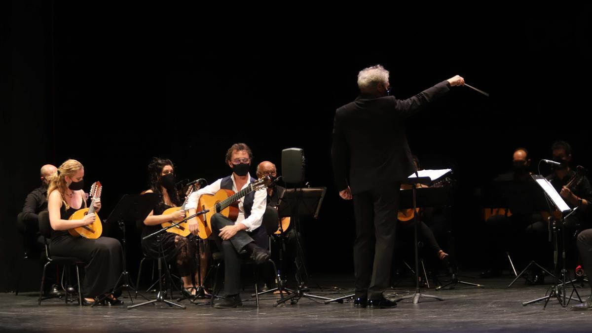 Quinta jornada del Festival de la Guitarra: Mariza, José Antonio Rodríguez y Paco Serrano con la Orquesta de Plectro