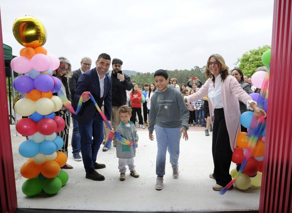 Corte de la cinta inaugural con López y Pena. | BERNABÉ/JAVIER LALÍN