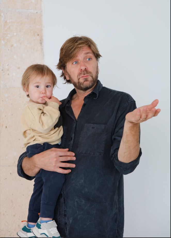 Ruben Östlund mit seinem Sohn.