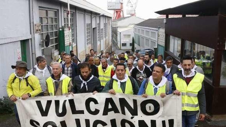 Los empleados de Vulcano, ayer, a la salida del astillero. // R. Grobas