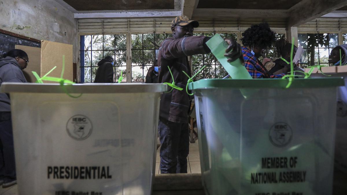 Un votante emite su voto durante las elecciones generales en Huruma, Nairobi, Kenia