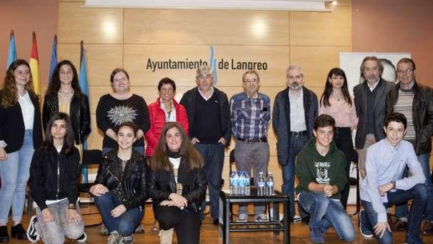 Lía Esteban e Iratxe Espina recogen el premio &quot;Alberto Vega&quot; de poesía