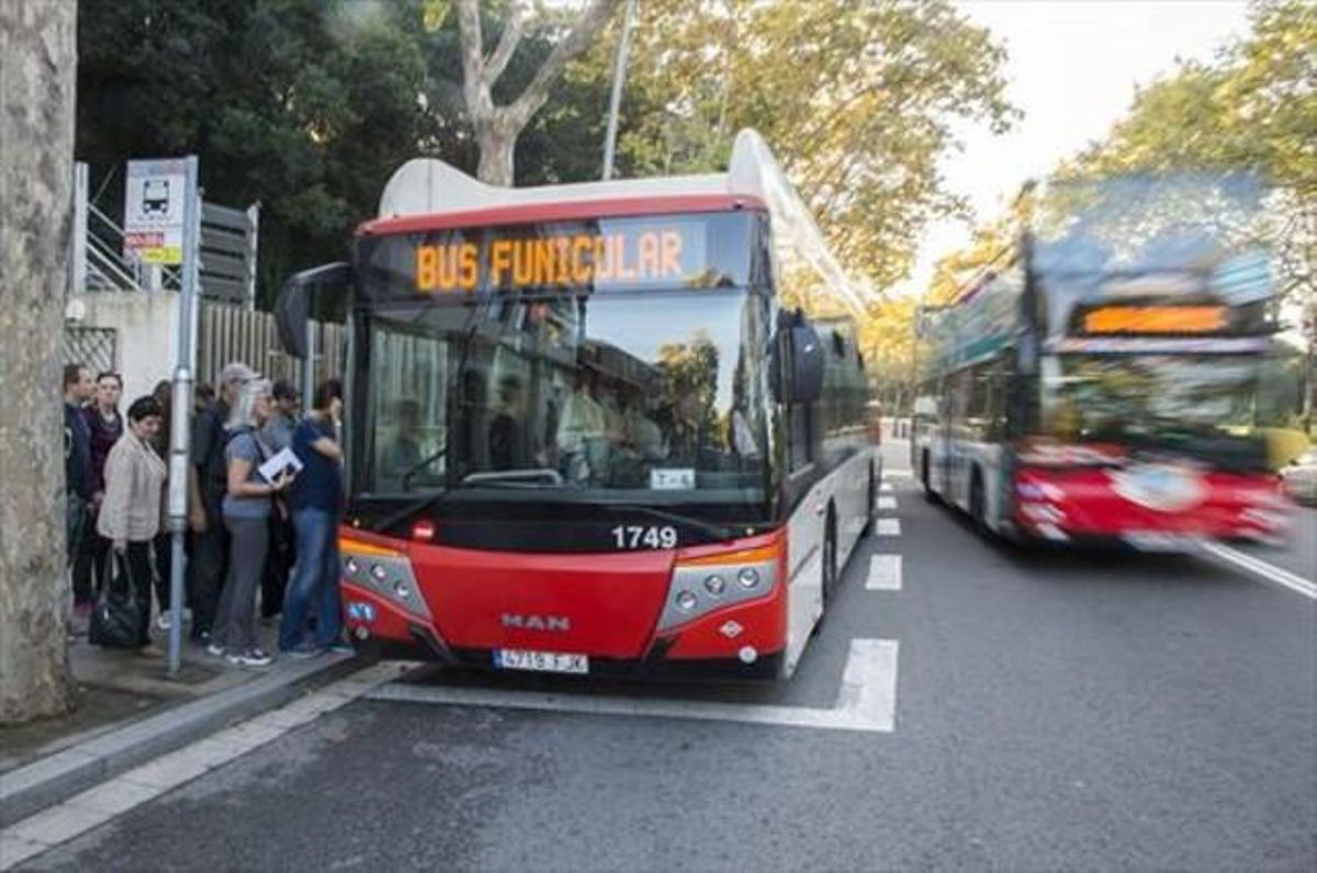Cua de passatgers, ahir, per agafar el bus que substitueix el funicular. Cua de passatgers, ahir, per agafar el bus que substitueix el funicular.