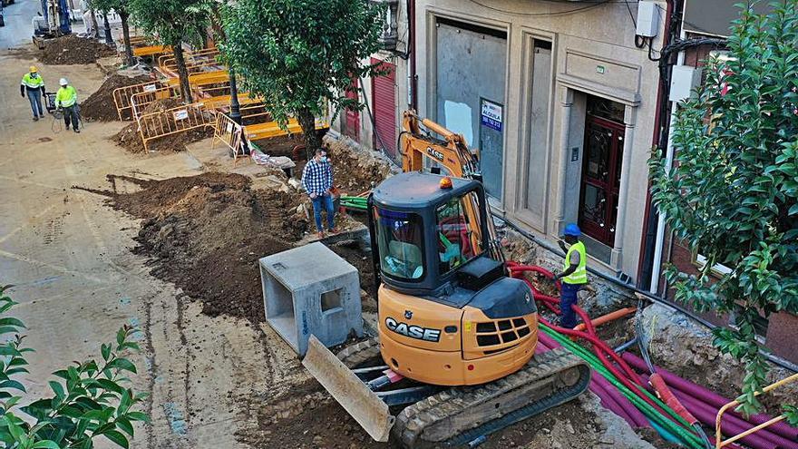 José Cuñarro, con varios operarios, durante su visita a las obras.