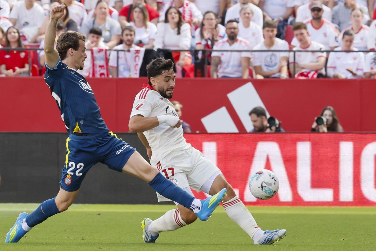 SEVILLA, 09/05/2026.- El delantero francés del Sevilla Neal Maupay (d) pelea un balón con el defensa del Espanyol Carlos Romero durante el partido de LaLiga entre el Sevilla y el Espanyol, este sábado en el estadio Sanchez Pizjuan de Sevilla. EFE/José Manuel Vidal