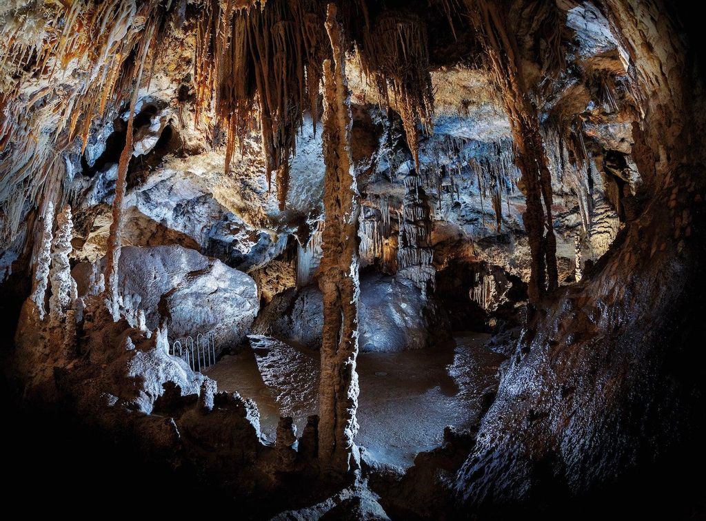 Grutas de Cristal en el término municipal de Molinos. Descubiertas en 1961, la cavidad presenta dos salas: Sala de los Cristales y Sala Marina