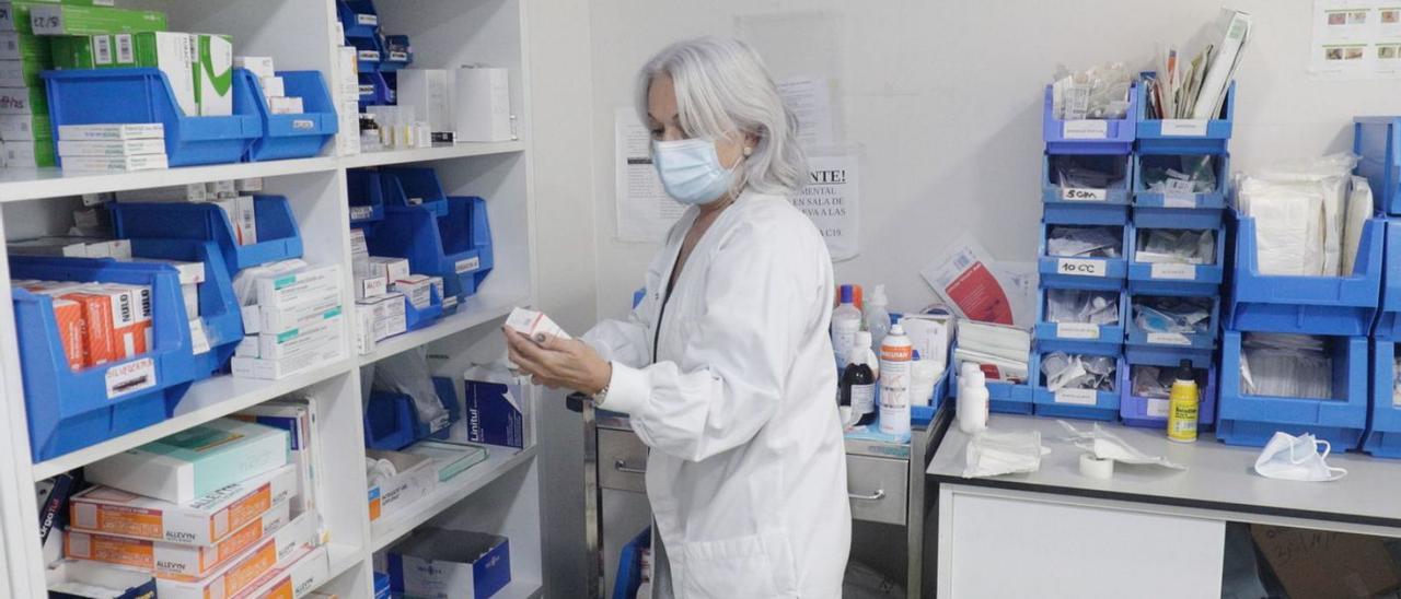 La farmacéutica Marta Rovira, revisando unos fármacos en el centro de salud de Pere Garau.