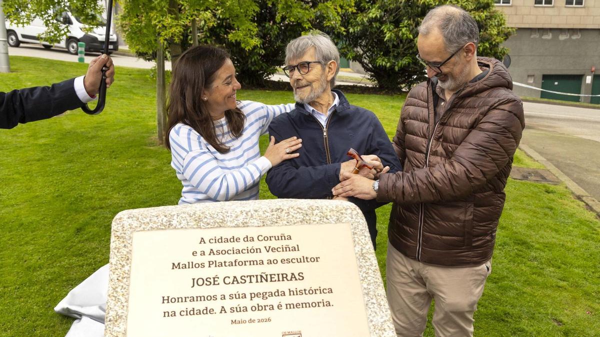 La alcaldesa de A Coruña, Inés Rey, posa junto al escultor homenajeado, José Castiñeiras, y su sobrino y también escultor, Abel Castiñeiras.