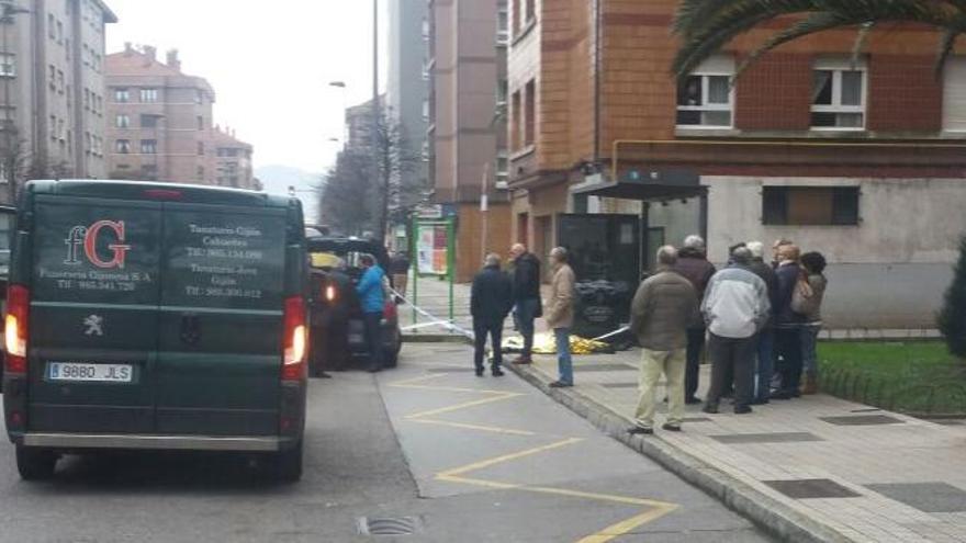 Fallece un joven de 27 años al sufrir un paro cardiaco mientras esperaba el autobús