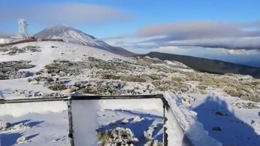 La nieve vuelve a teñir de blanco el Teide