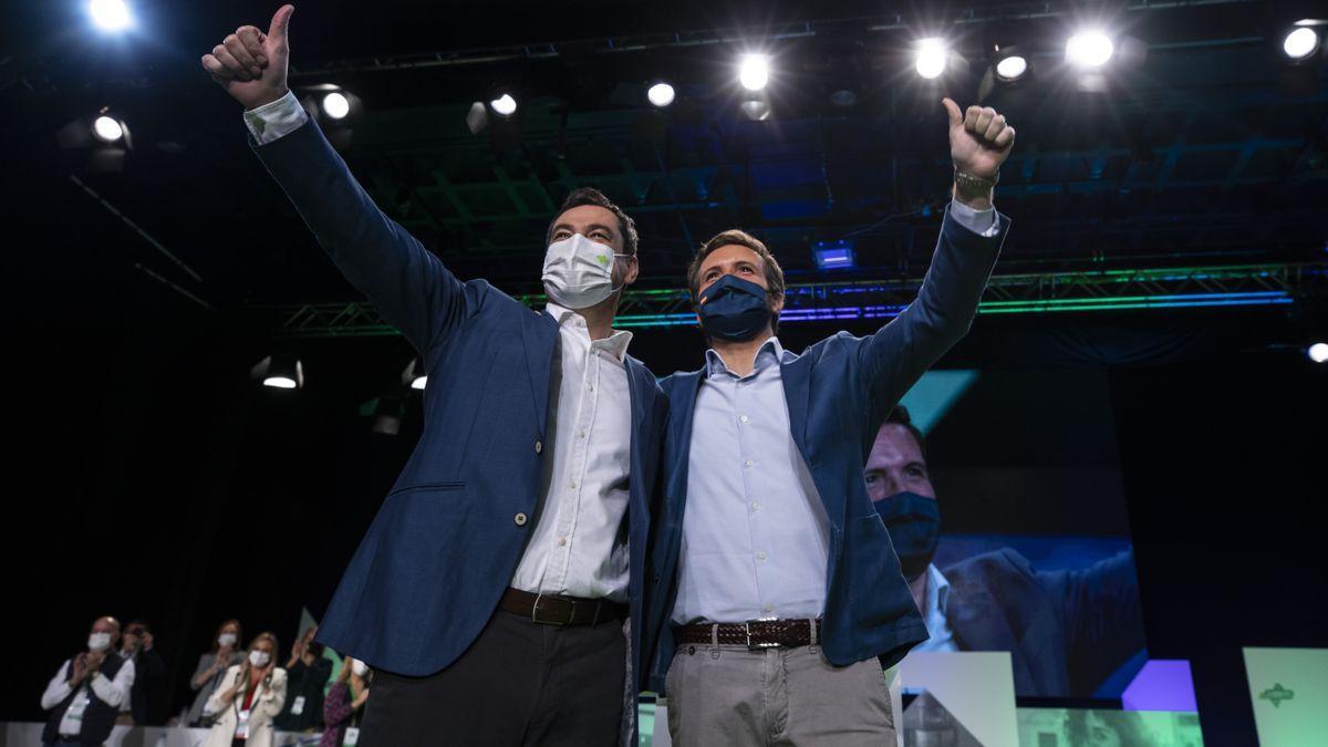 Juanma Moreno y Pablo Casado saludan tras terminar sus discursos.