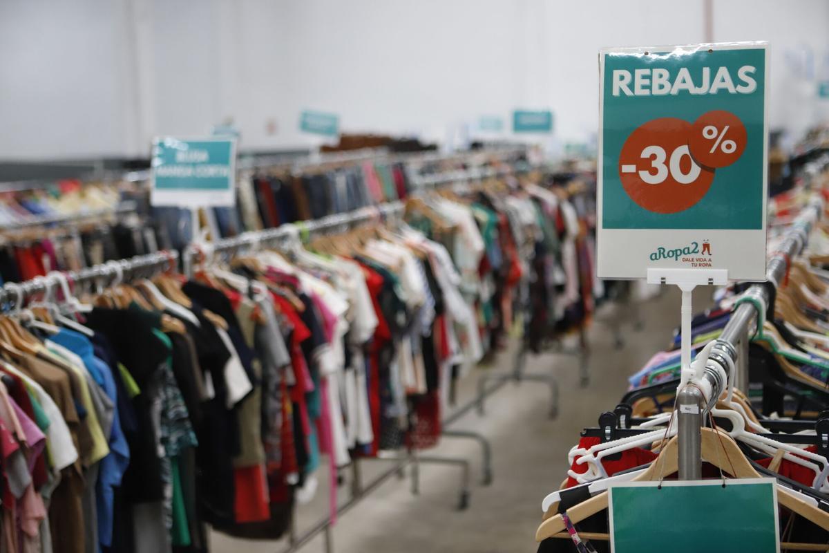 La 'tienda' de Zaragoza con más ropa de segunda mano comienza sus rebajas de verano: descuentos de hasta el 30%: “Nuestra misión es intentar salvar el planeta”